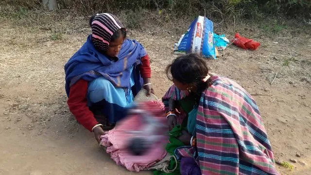 ଫେଲ୍‌ ମାରିଲା ଆମ୍ବୁଲାନ୍‌ସ ସେବା : ରାସ୍ତାକଡ଼ରେ ଶିଶୁ କନ୍ୟା ପ୍ରସବ