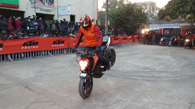 ନୂଆ ଟ୍ରେଣ୍ଡ୍‌ ଶକ୍ତିଶାଳୀ ବାଇକ୍‌ ପାଇଁ ଷ୍ଟଣ୍ଟ୍‌ ସୋ’