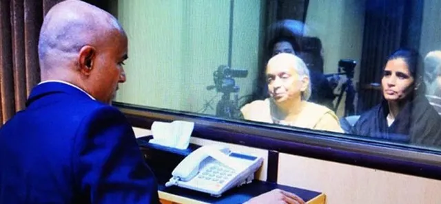 କୁଳଭୂଷଣଙ୍କ ମା’ ଓ ପତ୍ନୀଙ୍କୁ ପାକିସ୍ତାନର ଅପମାନର ପ୍ରତିବାଦ:ଆମେରିକାରେ ପାକ୍‌ ଦୂତାବାସ ନିକଟରେ ବିକ୍ଷୋଭ