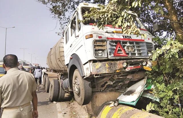 ରାସ୍ତା ପାର୍ଶ୍ୱ ବାଡ଼କୁ ଧକ୍କା ଦେଇ ବସ୍ତି ଉପରେ ଝୁଲିଲା ଟ୍ରକ୍‌