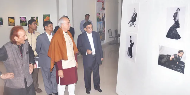 କଥା କହୁଛି ମନଲୋଭା ଫଟୋ