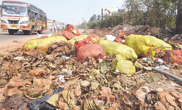 ଚାରିଆଡ଼େ କୁଢ଼ କୁଢ଼ ଆବର୍ଜନା