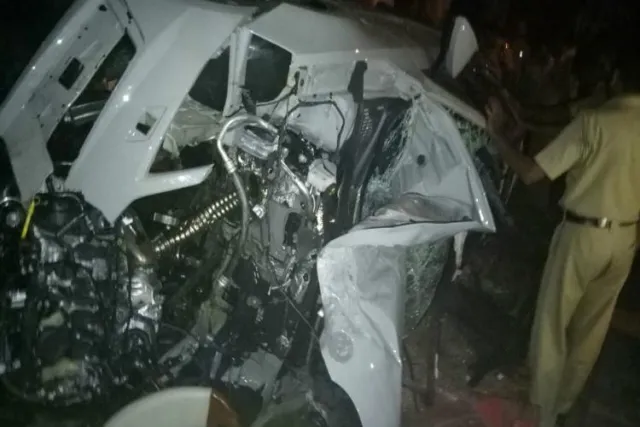 ପୋଲ ତଳକୁ ଖସିଲା ମ୍ୟାଜିକ୍‌, ୬ ଶ୍ରମିକ ଗୁରୁତର