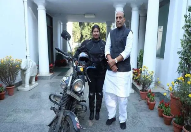 ଯୁଦ୍ଧରେ ଆହତ ସୈନିକଙ୍କ ଲାଗି ବାଇକରେ ଏକାକୀ ଦେଶ ଭ୍ରମଣ କରି ପାଣ୍ଠି ସଂଗ୍ରହ କରୁଛନ୍ତି ଏଇ ଯୁବତୀ