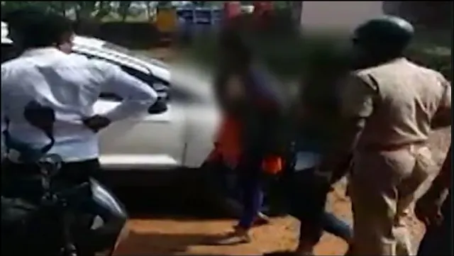 ମୁସଲମାନ ବନ୍ଧୁଙ୍କୁ ଭେଟିବାରୁ ଦୁଇ ଯୁବତୀଙ୍କୁ ମାଡ଼