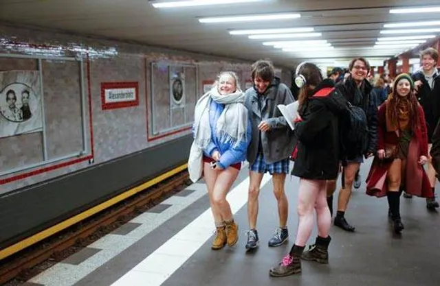 ନୋ ପ୍ୟାଣ୍ଟସ୍‌ ଡେ : ପ୍ୟାଣ୍ଟ ନ ପିନ୍ଧି ହଜାର ହଜାର ଯୁବକ-ଯୁବତୀ ମେଟ୍ରୋରେ ଯାତ୍ରା କଲେ