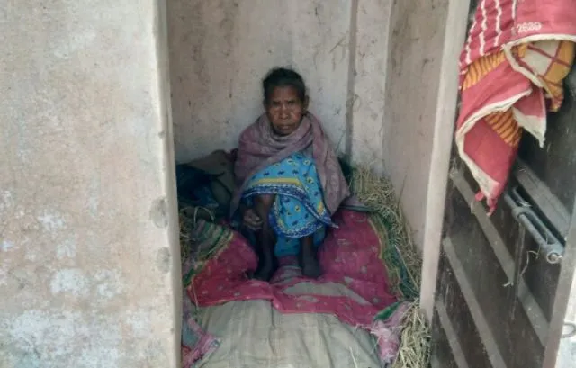 ପାଇଖାନାରେ ବିତୁଛି ବୃଦ୍ଧାଙ୍କ ଜୀବନ