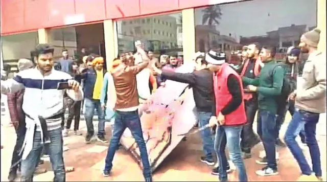 ଗୁଜରାଟରେ ‘ପଦ୍ମାବତ୍‌’ ନିଆଁ