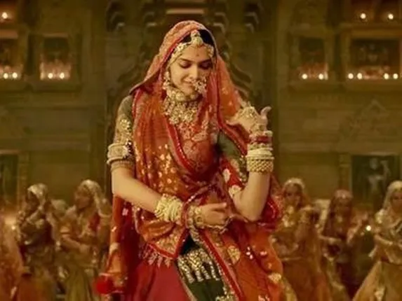 ପଦ୍ମାବତ୍‌: ନୂଆ ‘ଘୁମର୍‌’ ଗୀତରେ ନାଲି ଓଢ଼ଣିରେ ଢଙ୍କା ଗଲା ଦୀପିକାଙ୍କ ଅନାବୃତ ଅଙ୍ଗ