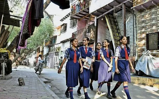 ସାଙ୍ଗମାନେ ପଡ଼ିଶାଙ୍କ ଠାରୁ ସାହାଯ୍ୟ ମାଗି ସ୍କୁଲ୍ ଛାଡ଼ିଥିବା ଛାତ୍ରୀଙ୍କୁ  ପାଠ ପଢ଼ାଇଲେ 