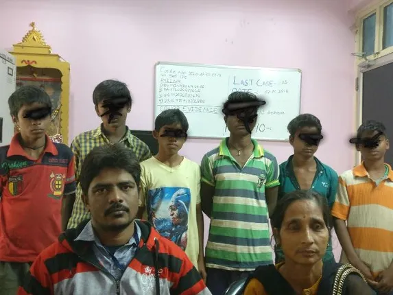 ହୋଟେଲ୍‌ ଓ ଗ୍ୟାରେଜ୍‌ରେ ବନ୍ଧା ପଡ଼ିଛି ଶୈଶବ