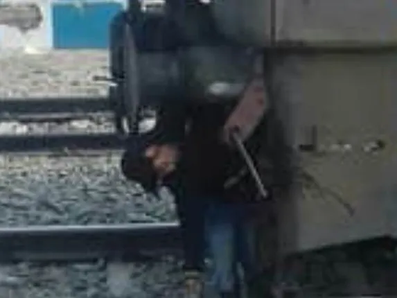 ରାଜଧାନୀ ଏକ୍ସପ୍ରେସର ଦୁଇବଗି ମଧ୍ୟରୁ ଯୁବକଙ୍କ ମୃତଦେହ ଉଦ୍ଧାର