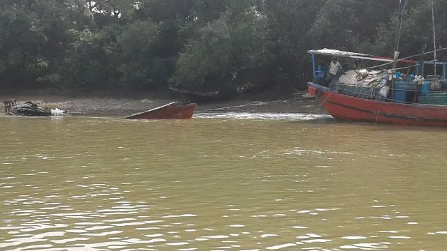 ମଝି ସମୁଦ୍ରରେ ବୁଡ଼ିଲା ଗିଲ୍‌ନେଟର : ୩ ଘଣ୍ଟା ଫସିଲେ ୫ ମତ୍ସ୍ୟଜୀବୀ