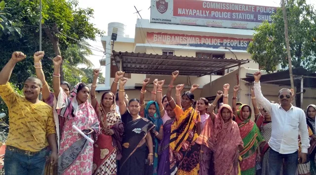 ଥାନା ଘେରିଲେ ବସ୍ତିବାସିନ୍ଦା, ଜାଗାବାଡ଼ିକୁ ନେଇ ଦୁଇ ପରିବାର ମଧ୍ୟରେ ଗଣ୍ଡଗୋଳ