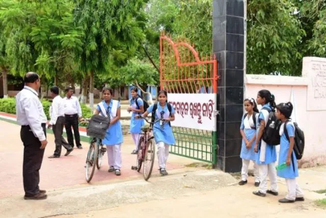 ମଦ ପିଇ ସ୍କୁଲ ଆସିଲେ କାର୍ଯ୍ୟାନୁଷ୍ଠାନ