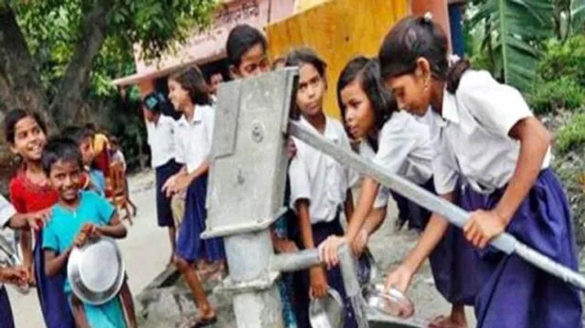 ସ୍କୁଲ ପିଲାଙ୍କ ଜୀବନ ବଞ୍ଚାଇଲେ ଝାଡୁଦାର...ଜାଣନ୍ତୁ ପୂରା ଘଟଣା