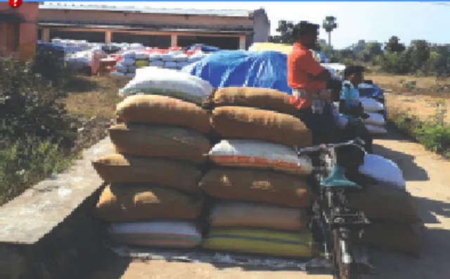 ୩ କେଜି କଟନି ଯୋଗୁଁ ଚାଷୀ ଅସନ୍ତୋଷ:ମଣ୍ଡିରେ ପଡ଼ିଛି ହଜାର ହଜାର ବସ୍ତା ଧାନ