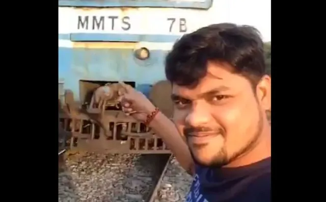 ଭିଡିଓ ସେଲ୍‌ଫି ଉଠାଉଥିବା ଯୁବକଙ୍କୁ ଧକ୍କା ଦେଲା ଦ୍ରୁତଗାମୀ ଟ୍ରେନ୍‌; ତଥାପି ଜୀବିତ