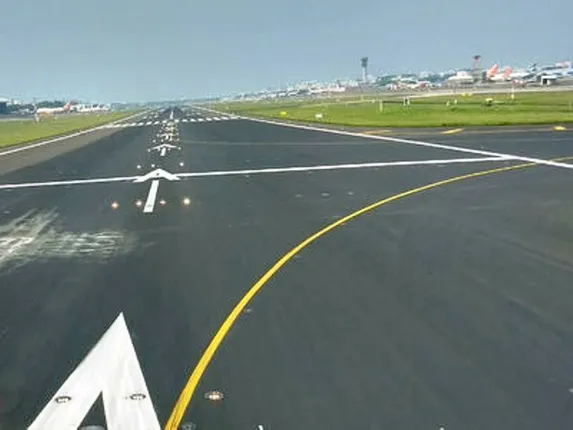 ରନ୍‌େଓ୍ଵକୁ ପଶି ଆସିଲା ଗାଈ: ଅହମ୍ମଦାବାଦ ଆସୁଥିବା ବିମାନ ମୁମ୍ବାଇରେ ଅବତରଣ କଲା