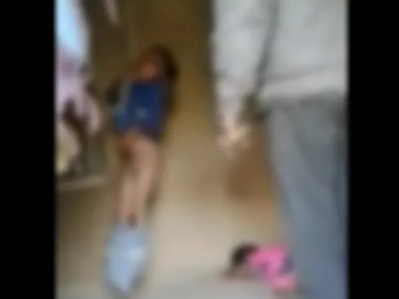 ଏମିତି ବାପା : ପୁଅକୁ  ଦଉଡ଼ିରେ ଝୁଲାଇ ଓ ଝିଅକୁ ତଳେ ଶୁଆଇ ନିଷ୍ଠୁର ଭାବେ ପିଟୁଥିଲା