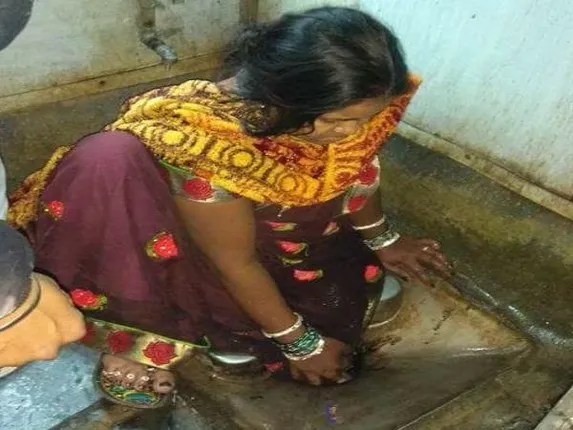 ଚଳନା ଟ୍ରେନ୍‌ର ଟଏଲେଟରେ ଫସିଲା ମହିଳାଙ୍କ ଗୋଡ, ଦେଢ଼ଘଣ୍ଟା ଯାଏଁ ବାହାରି ପାରିଲା ନାହିଁ, ଅଟକିଲା ଏକ୍ସପ୍ରେସ୍‌