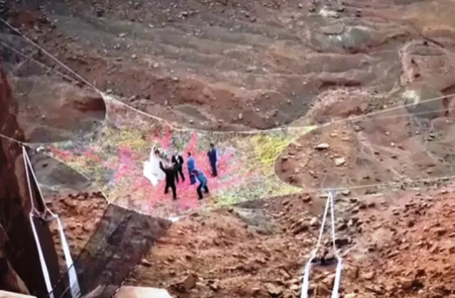 ଜୀବନ ସହ ଖେଳି ପାହାଡ଼ ମଧ୍ୟରେ ଜାଲ ବାନ୍ଧି ବିବାହ କଲେ ଦମ୍ପତି