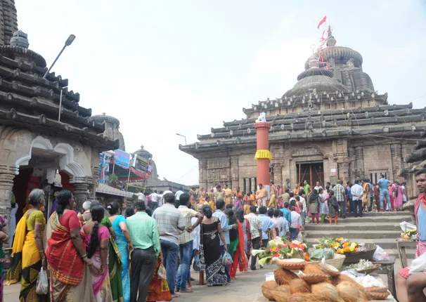 ଶ୍ରୀଲିଙ୍ଗରାଜ ମନ୍ଦିରରେ ଶ୍ରଦ୍ଧାଳୁଙ୍କ ଭିଡ଼। (ଫଟୋ: ଅପର୍ତ୍ତି)