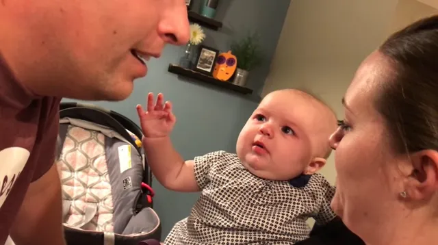 ଦେଖନ୍ତୁ ବାପା-ମାଆ ପରସ୍ପରଙ୍କୁ ଚୁମ୍ବନ ଦେବା ବେଳେ କୁନି ଶିଶୁର କୌତୁକିଆ ପ୍ରତିକ୍ରିୟା