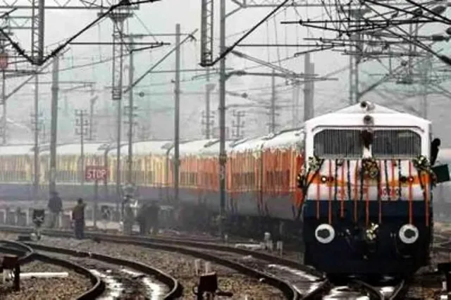 ଟ୍ରେନ ଉପରେ ଠିଆ ହୋଇ ସେଲ୍‌ଫି ନେଉଥିଲେ, ବିଦ୍ୟୁତ୍‌ ତାରରେ ହାତ ଲାଗି ଜୀବନ ଚାଲିଗଲା