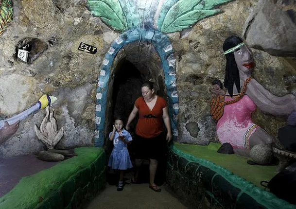 ପାହାଡ଼କୁ କାଟି ନିର୍ମାଣ କଲେ ୨୦୦୦ ବର୍ଗଫୁଟ୍‌ର ଘର, ଘରର ଭିତରର ସାଜସଜ୍ଜା ଦେଖିଲେ ହୋଇଯିବେ ଆଶ୍ଚର୍ଯ୍ୟ...