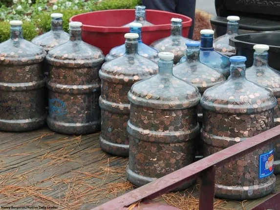 ୪୫ ବର୍ଷର ଜମାପୁଞ୍ଜିକୁ ନେଇ ବ୍ୟାଙ୍କରେ ପହଞ୍ଚିଲେ ଯୁବକ, ଏହାକୁ ଦେଖି ବ୍ୟାଙ୍କ କର୍ମଚାରୀଙ୍କର ଉଡ଼ିଲା ହୋସ, କାରଣ କ’ଣ? ଆସନ୍ତୁ ଜାଣିବା....