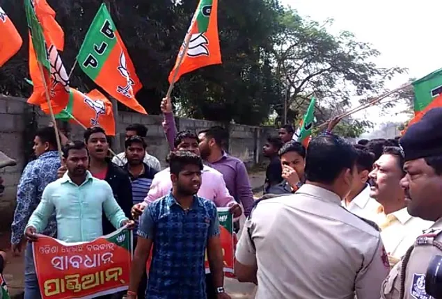 ପାଣ୍ଡିଆନଙ୍କ ଘର ଉପରକୁ ଗୋବର ମାଡ଼ ଘଟଣାକୁ ସମାଲୋଚନା