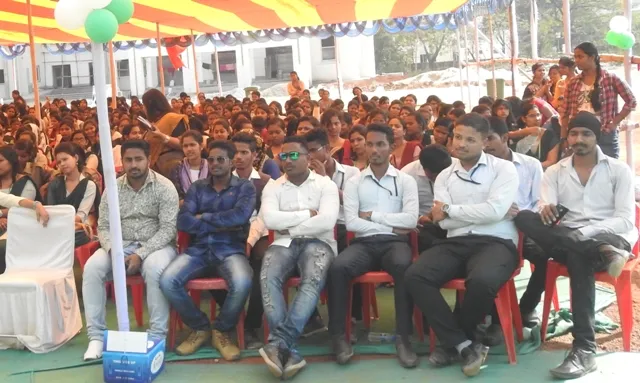 ରମାଦେବୀ ମହାବିଦ୍ୟାଳର ବାର୍ଷିକ ଉତ୍ସବରେ ଅଣଛାତ୍ରଙ୍କ ପ୍ରବେଶ