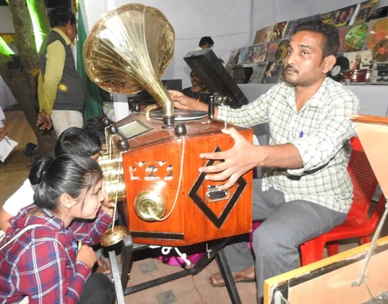 ଭଞ୍ଜ କଳାମଣ୍ଡପରେ ବିଶ୍ୱ ରେଡିଓ ଦିବସ ଅବସରରେ ବାଇସ୍କୋପର ମଜା ନେଉଛନ୍ତି ଦର୍ଶକ