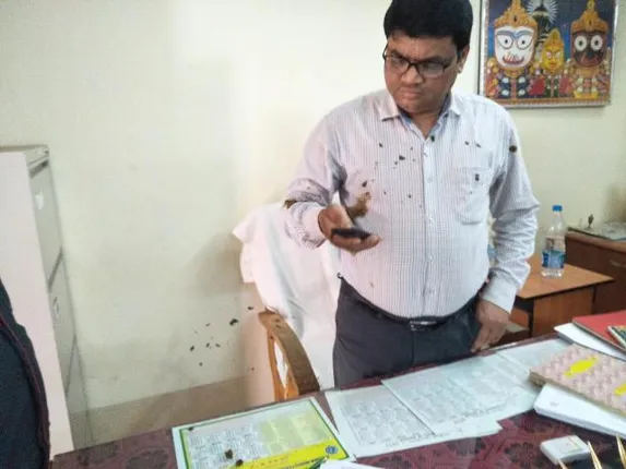 କାକଟପୁର ବିଡିଓଙ୍କୁ ଗୋବର ମାଡ଼