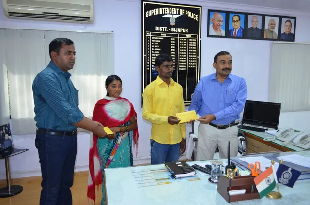 ପୁରସ୍କାର ଘୋଷିତ ନକ୍ସଲ ଦମ୍ପତ୍ତିଙ୍କ ବିଜାପୁରରେ ଆତ୍ମସମର୍ପଣ, ମହରାଷ୍ଟ୍ରରୁ ଗିରଫ ହେଲେ ପତି-ପତ୍ନୀ ରମନ୍ନା-ପଦ୍ମା