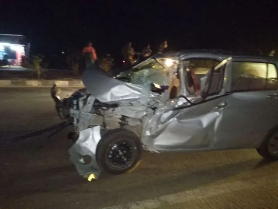 କ୍ଷୀରଗାଡ଼ିରେ ପିଟିହୋଇ ଓଲଟିଲା କାର୍‌ ବାପା, ପୁଅ ଗୁରୁତର