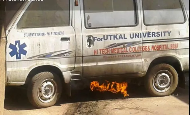 ରମାଦେବୀ ଦ୍ୱିତୀୟ କ୍ୟାମ୍ପସ ପ୍ରସଙ୍ଗ: ବାଣୀବିହାର ଆମ୍ବୁଲାନ୍ସରେ ନିଆଁ ଲଗାଇ ଦେଲେ କ୍ଷୁବ୍ଧ ଛାତ୍ର