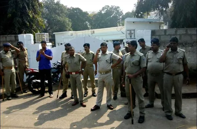 ମୁଖ୍ୟମନ୍ତ୍ରୀଙ୍କ ବ୍ୟକ୍ତିଗତ ସଚିବ ପାଣ୍ଡିଆନଙ୍କ ଘର ଉପରକୁ ଗୋବର ମାଡ଼ କଲେ ବିଜେପି ଯୁବମୋର୍ଚ୍ଚା କର୍ମୀ