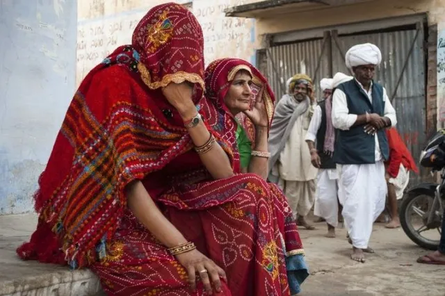 ଆଧୁନିକ ହେଲା ‘ଖାପ୍‌’; ଓଢ଼ଣି ପକାଇବାରୁ ନିବୃତ୍ତ ରହିବାକୁ ମହିଳାମାନଙ୍କୁ ଦେଲା ନିର୍ଦ୍ଦେଶ