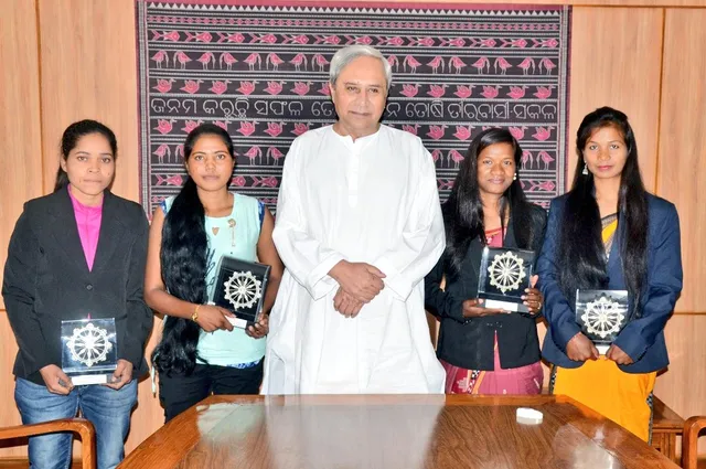 ବିଏସଏଫ୍ ସୀମା ଭଓ୍ଵାନୀ ଟିମ୍‌ର ଓଡ଼ିଆ ଝିଅଙ୍କୁ ସମ୍ମାନିତ କଲେ ମୁଖ୍ୟମନ୍ତ୍ରୀ