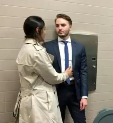 ଏହି ଯୁବକ-ଯୁବତୀ ମହିଳା ଟଏଲେଟରେ  ବିବାହ  କଲେ, କାରଣ ଜାଣନ୍ତୁ