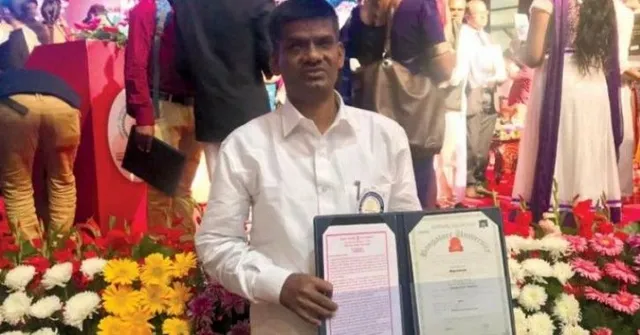 ଦୃଷ୍ଟିହୀନ ହାସଲ କଲେ ପିଏଚ୍‌ଡି ଡିଗ୍ରି, ବନ୍ଧୁମାନଙ୍କୁ ଦେଲେ ଶ୍ରେୟ