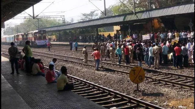ରହଣି ଦାବି କରି ଢେଙ୍କାନାଳ ଷ୍ଟେସନରେ ରାଜଧାନୀ ଏକ୍ସପ୍ରେସକୁ ଅଟକାଇଲା ଜିଲ୍ଲା ଓକିଲ ସଂଘ