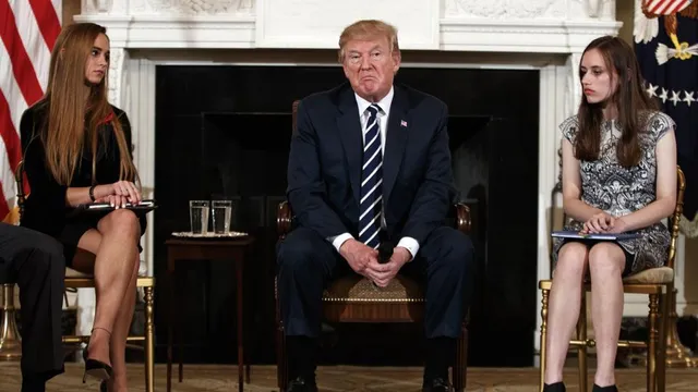 ସ୍କୁଲ୍‌ ଗୁଳିକାଣ୍ଡ ପାଇଁ ଟ୍ରମ୍ପ୍‌ଙ୍କ ସମାଧାନସୂତ୍ର: ଶିକ୍ଷକମାନେ ବନ୍ଧୁକ ରଖନ୍ତୁ