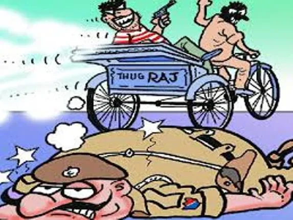 ପୁଲିସକୁ ଢେଲା ମାଡ଼ କରି ଖସିଗଲେ