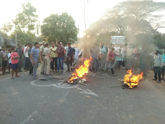 ଅଭିଯୁକ୍ତଙ୍କ ବିରୋଧରେ କଡ଼ାକାର୍ଯ୍ୟାନୁଷ୍ଠାନ ଦାବି ନେଇ ପୁରୀ-ସାତପଡ଼ା ଜାତୀୟ ରାଜପଥ ରାସ୍ତାରୋକ