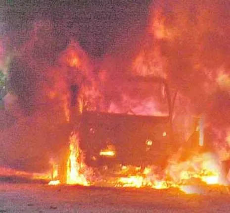 ଜଳିଗଲା ଟାଟା ମ୍ୟାଜିକ୍‌, ବର୍ତିଗଲେ ଯାତ୍ରୀ