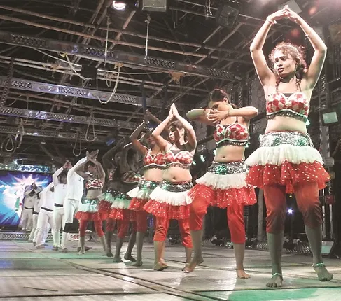 ପରଦା ପଛର କାହାଣୀ : ରଙ୍ଗବୋଳା ମୁହଁ, ଛାତି ତଳେ କୋହ