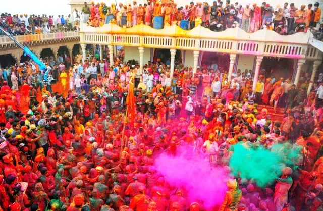ଭାରତରେ ହୋଲିର ବିଭିନ୍ନ ରଙ୍ଗ: ଅନେକ ସ୍ଥାନରେ ରହିଛି ଅଦ୍ଭୁତ ପରମ୍ପରା